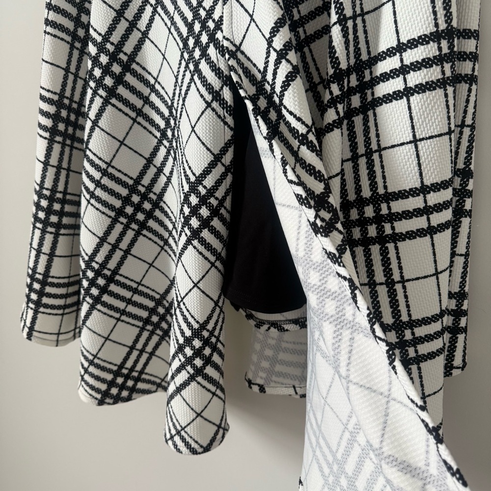 Katherine Barclay Montreal Black and White Stretchy Minimalist Women’s Cape Set - Picture 6 of 9